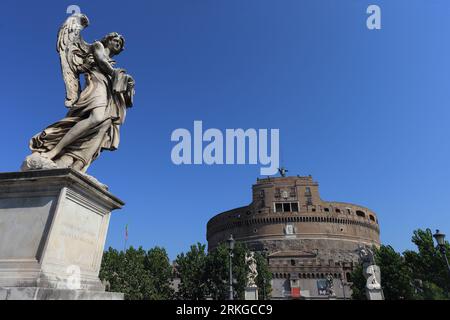 Roma, Italia - 22 agosto 2023. Castel Sant'Angelo, detto anche mausoleo di Adriano visto dal ponte Sant'Angelo Foto Stock
