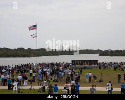 Bildnummer: 55580574  Datum: 08.07.2011  Copyright: imago/Xinhua (110708) -- WASHINGTON, July 8, 2011 (Xinhua) -- In this photo released by NASA, members of the media and employees gather near the countdown clock to see space shuttle Atlantis lifting off Launch Pad 39A at NASA s Kennedy Space Center in Florida, the United States, July 8, 2011. U.S. space shuttle Atlantis lifted off at about 11:29 a.m. EDT (1529 GMT) on Friday from Kennedy Space Center in Florida, on the 135th and final flight in NASA s shuttle program. (Xinhua/NASA/Jim Grossmann) U.S.-SPACE SHUTTLE-ATLANTIS PUBLICATIONxNOTxINx Stock Photo