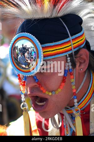 Bildnummer: 55583225 Datum: 09.07.2011 Copyright: imago/Xinhua (110710) -- WEST VANCOUVER, 10 luglio 2011 (Xinhua) -- Un nativo indiano balla al 24 ° annuale Squamish Nation Pow Wow a West Vancouver, British Columbia, Canada, 9 luglio 2011. Un Pow Wow moderno è un evento storicamente tradizionale in cui i nativi americani competono nella danza e nel canto, e i non nativi americani si incontrano per onorare la cultura indiana americana. (Xinhua/Sergei Bachlakov) (zw) CANADA-INDIANS-TRADITION-SQUAMISH NATION POW WOW PUBLICATIONxNOTxINxCHN Gesellschaft Kultur Powwow Kanada Nordamerika Indianer Ureinwohner Tradition Fe Foto Stock