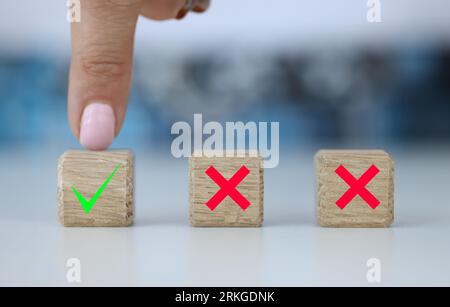 Hand sceglie tra due dadi con Sì e No Foto Stock