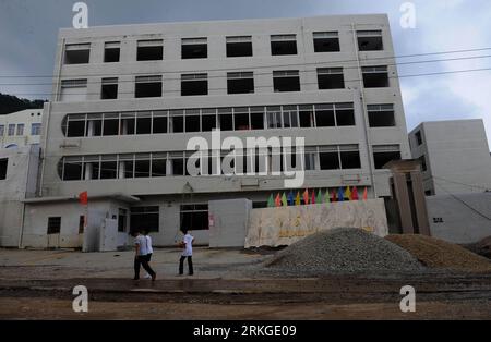 Bildnummer: 55584671  Datum: 30.06.2011  Copyright: imago/Xinhua (110711) -- HANGZHOU, July 11, 2011 (Xinhua) -- Local residents walk past the building used to be Tianshi Co. Ltd which has gone bankruptcy recently in Wenzhou, east China s Zhejiang Province, June 30, 2011. Small and medium enterprises (SME) in Zhejiang struggle hard amid tightening monetary policy and rising costs, as growing financial troubles among SMEs pose a challenge to Chinese economy. In the current context of government credit tightening, the financing cost of SMEs getting access to credit has been pushed high. The alte Stock Photo