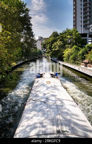 Il servizio di battello espresso pubblico Khlong Saen Saep porta il pubblico rapidamente attraverso il centro di Bangkok lungo il canale Khlong Saen Saep. Foto Stock