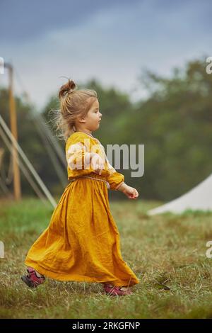 Incantevole bambino in abito ricamato al festival vichingo in Danimarca Foto Stock