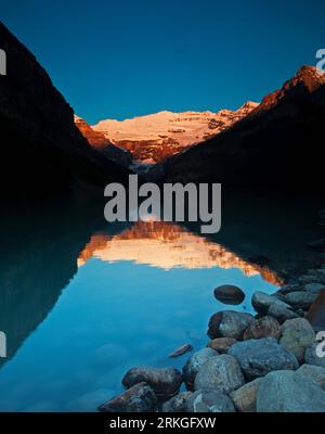 Bildnummer: 55593535  Datum: 14.07.2011  Copyright: imago/Xinhua (110714) -- VANCOUVER, Jul. 14, 2011 (Xinhua) -- Photo taken during early hours on July 5, 2011 shows Louise Lake in Banff National Park, Canadian Rockies, Canada. Canadian Rockies are the Canadian parts of the Rocky Mountains. Canadian Rockies locate in British Columbia and Alberta. Banff National Park, Jasper National Park, Yoho National Park and Kootenay National Park in Canadian Rockies are all added on the list of World Heritage by the UNESCO. (Xinhua/Zou Zheng) (yc) CANADA-CANADIAN ROCKIES PUBLICATIONxNOTxINxCHN Reisen Welt Stock Photo