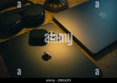 I gadget quotidiani fanno parte del mostro tecnologico individuale. Foto Stock