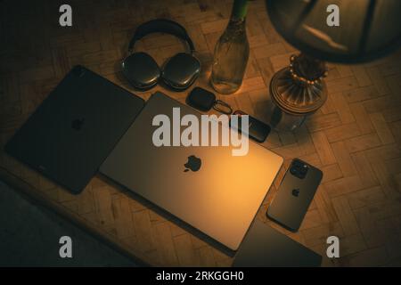 I gadget quotidiani fanno parte del mostro tecnologico individuale. Foto Stock