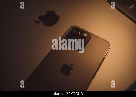 I gadget quotidiani fanno parte del mostro tecnologico individuale. Foto Stock