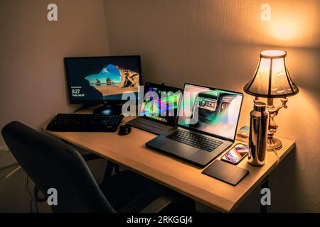 I gadget quotidiani fanno parte del mostro tecnologico individuale. Foto Stock
