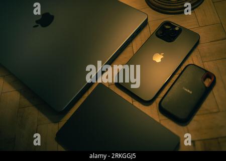 I gadget quotidiani fanno parte del mostro tecnologico individuale. Foto Stock