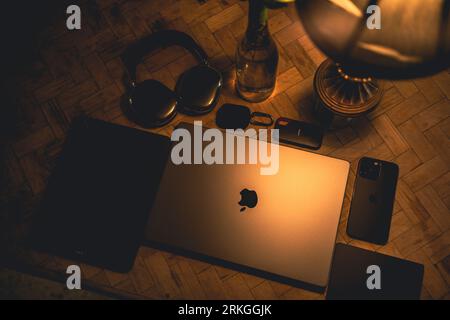 I gadget quotidiani fanno parte del mostro tecnologico individuale. Foto Stock