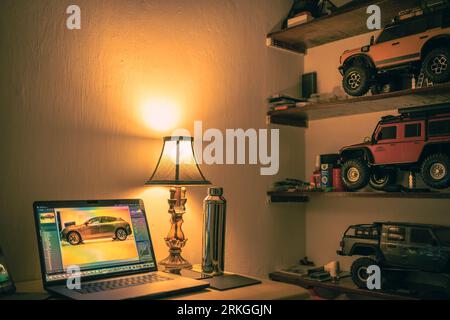 I gadget quotidiani fanno parte del mostro tecnologico individuale. Foto Stock