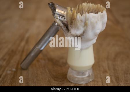 spazzolina per rasoio e sapone da barba per radersi a casa Foto Stock