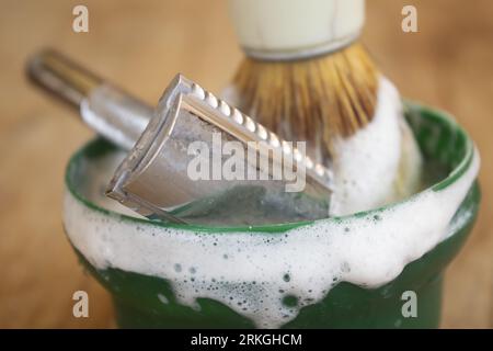 spazzolina per rasoio e sapone da barba per radersi a casa Foto Stock