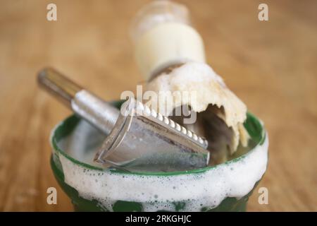 spazzolina per rasoio e sapone da barba per radersi a casa Foto Stock