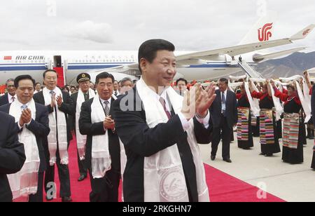 Bildnummer: 55598847 Datum: 17.07.2011 Copyright: imago/Xinhua (110717) -- LHASA, 17 luglio 2011 (Xinhua) -- il vicepresidente cinese Xi Jinping (fronte) è accolto al suo arrivo a Lhasa, capitale della regione autonoma del Tibet della Cina sud-occidentale, il 17 luglio 2011. XI Jinping, con una delegazione del governo centrale da lui guidata, è venuto a partecipare alle celebrazioni per il 60° anniversario della liberazione pacifica del Tibet. (Xinhua/LAN Hongguang) (zn) CINA-TIBET-LHASA-XI JINPING-60° ANNIVERSARIO DELLA LIBERAZIONE PACIFICA DEL TIBET (CN) PUBLICATIONxNOTxINxCHN People Politik Jahrestag 60 Jahre Eingliederu Foto Stock