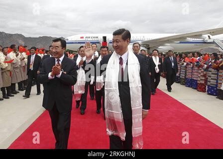 Bildnummer: 55598848 Datum: 17.07.2011 Copyright: imago/Xinhua (110717) -- LHASA, 17 luglio 2011 (Xinhua) -- il vicepresidente cinese Xi Jinping (R, Front) viene accolto al suo arrivo a Lhasa, capitale della regione autonoma del Tibet della Cina sud-occidentale, il 17 luglio 2011. XI Jinping, con una delegazione del governo centrale da lui guidata, è venuto a partecipare alle celebrazioni per il 60° anniversario della liberazione pacifica del Tibet. (Xinhua/LAN Hongguang) (zn) CHINA-TIBET-LHASA-XI JINPING-60° ANNIVERSARIO DELLA LIBERAZIONE PACIFICA DEL TIBET (CN) PUBLICATIONxNOTxINxCHN People Politik Jahrestag 60 Jahre Einglied Foto Stock