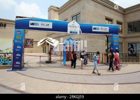 Bildnummer: 55599893 Datum: 17.07.2011 Copyright: imago/Xinhua (110717) -- NEW DELHI, 17 luglio 2011 (Xinhua) -- i cittadini entrano nell'ambience Shopping Mall di Vasant Kunj per fare shopping nel sud di nuova Delhi, Indiana, 17 luglio 2011. I centri commerciali e i grandi magazzini di nuova Delhi sono entrati in una stagione promozionale di vendita dall'inizio di luglio. (Xinhua/li Yigang) (lfj) INDIA-NUOVA DELHI-STAGIONE PROMOZIONALE PUBLICATIONxNOTxINxCHN Wirtschaft Einzelhandel Einkaufszentrum xns x0x 2011 quer Bildnummer 55599893 Data 17 07 2011 Copyright Imago XINHUA nuova Delhi 17 luglio 2011 cittadini XINHUA entrano nell'AMB Foto Stock