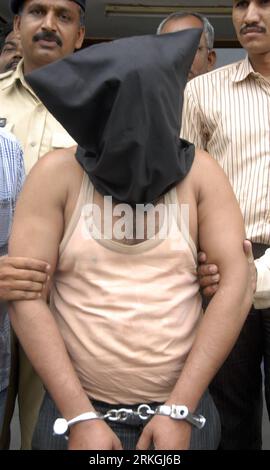 Bildnummer: 55599872  Datum: 17.07.2011  Copyright: imago/Xinhua (110717) -- AHMEDABAD, July 17, 2011 (Xinhua) -- Indian police hold Sahazad, face covered, after they arrested him for possessing 10 crude bombs in Ahmadabad, India, July 17, 2011. Indian police have arrested a man on Sunday after over 10 crude bombs were found in his house in Danilimda area in Ahmedabad, western India, reported the Press Trust of India. Ahmedabad is the state capital of Gujarat which neighbors to Maharashtra state, whose capital Mumbai came under a triple bombing attack on Wednesday. (Xinhua/Stringer) (zw) INDIA Stock Photo