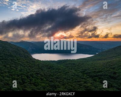 Una vista aerea del fiume Hudson con la Storm King Mountain nella parte settentrionale dello stato di New York all'alba Foto Stock