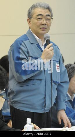 Bildnummer: 55603209 Datum: 19.07.2011 Copyright: imago/Xinhua (110719) -- TOKYO, 19 luglio 2011 (Xinhua) -- Tokyo Electric Power Co. (TEPCO) il presidente Toshio Nishizawa risponde a una domanda durante una conferenza stampa a Tokyo il 19 luglio 2011. Primo ministro giapponese e Tokyo Electric Power Co. (TEPCO), operatore della centrale nucleare di Fukushima No. 1 in difficoltà, ha dichiarato martedì che gli sforzi per tenere sotto controllo la centrale colpita dalla crisi erano in programma. [Xinhua/(kenichiro Seki) JAPAN-TOKYO-FUKUSHIMA-ACCIDENT PUBLICATIONxNOTxINxCHN Wirtschaft People JPN Porträt x0x xst 2011 Hoch Bildnummer 5560 Foto Stock