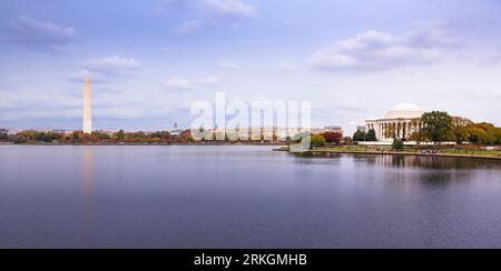 Paesaggio panoramico del West Potomac Park al tramonto in autunno, con Tidal Basin, Washington Monument e Jefferson Memorial. Washington, DC, USA Foto Stock