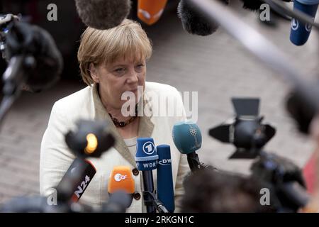 Bildnummer: 55607943 Datum: 21.07.2011 Copyright: imago/Xinhua (110721) -- BRUXELLES, 21 luglio 2011 (Xinhua) -- la cancelliera tedesca Angela Merkel riceve interviste al suo arrivo all'edificio del Consiglio europeo a Bruxelles, capitale del Belgio, 21 luglio 2011. Giovedì i principali leader della zona euro hanno tenuto un vertice per delineare un secondo salvataggio per la Grecia afflitta dal debito. (Xinhua/Thierry Monasse)(ww) BELGIO-BRUXELLES-EUROZONA-VERTICE DI EMERGENZA PUBLICATIONxNOTxINxCHN People Politik Gipfel Sondergipfel EU Schuldenkrise x0x xst premiumd 2011 quer Bildnummer 55607943 Data 21 07 2011 Copyright Imago XINHUA Foto Stock