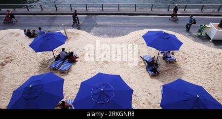 Bildnummer: 55610546 Datum: 22.07.2011 Copyright: imago/Xinhua (110722) -- PARIGI, 22 luglio 2011 (Xinhua) -- riposo sul materasso da spiaggia a Paris Plage lungo il fiume Senna a Parigi, Francia, 22 luglio 2011. Per la decima estate, Parigi trasforma le rive della Senna in spiagge a tutti gli effetti con palme, docce all'aperto e amache. L'evento si svolge fino al 21 agosto 2011. (Xinhua/Gao Jing) (zw) FRANCE-PARIS-LEISURE-BEACH PUBLICATIONxNOTxINxCHN Gesellschaft fra Strand Sand Sandstrand Stadtstrand xda 2011 quer o0 Sonnenschirm Bildnummer 55610546 Date 22 07 2011 Copyright Imago XINHUA 11 Foto Stock