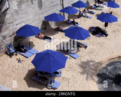 Bildnummer: 55610547 Datum: 22.07.2011 Copyright: imago/Xinhua (110722) -- PARIGI, 22 luglio 2011 (Xinhua) -- riposo sul materasso da spiaggia a Paris Plage lungo il fiume Senna a Parigi, Francia, 22 luglio 2011. Per la decima estate, Parigi trasforma le rive della Senna in spiagge a tutti gli effetti con palme, docce all'aperto e amache. L'evento si svolge fino al 21 agosto 2011. (Xinhua/Gao Jing) (zw) FRANCE-PARIS-LEISURE-BEACH PUBLICATIONxNOTxINxCHN Gesellschaft fra Strand Sand Sandstrand Stadtstrand xda 2011 quer o0 Sonnenschirm Bildnummer 55610547 Date 22 07 2011 Copyright Imago XINHUA 11 Foto Stock