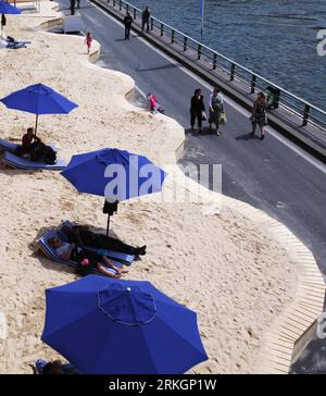 Bildnummer: 55610549  Datum: 22.07.2011  Copyright: imago/Xinhua (110722) -- PARIS, July 22, 2011 (Xinhua) -- rest on the beach mattress at Paris Plage along the River Seine in Paris, France, July 22, 2011. For the tenth summer, Paris transforms the banks of the Seine into full-fledged beaches with palm trees, outdoor showers and hammocks. The event runs until August 21, 2011. (Xinhua/Gao Jing) (zw) FRANCE-PARIS-LEISURE-BEACH PUBLICATIONxNOTxINxCHN Gesellschaft FRA Strand Sand Sandstrand Stadtstrand xda 2011 quadrat premiumd   o0 Sonnenschirm    Bildnummer 55610549 Date 22 07 2011 Copyright Im Stock Photo