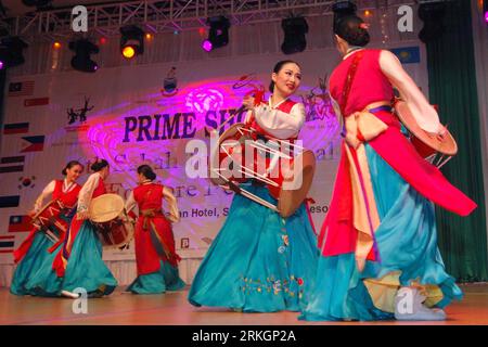 Bildnummer: 55610569  Datum: 22.07.2011  Copyright: imago/Xinhua (110723) -- SABAH, July 23, 2011 (Xinhua) -- Actresses of a South Korean dance troupe perform at the sixth international folk dance performance held in Kota Kinabalu, Sabah, Malaysia, July 22, 2011. About 18 dance troupes from 18 nations and regions took part in the sixth international folk dance performance held from July 17 to 26 in Sabah. (Xinhua)(axy) MALAYSIA-SABAH-FOLK DANCE-PERFORMANCE PUBLICATIONxNOTxINxCHN Gesellschaft Tanz Festival Tanzfestival xda x0x 2011 quer     Bildnummer 55610569 Date 22 07 2011 Copyright Imago XI Stock Photo