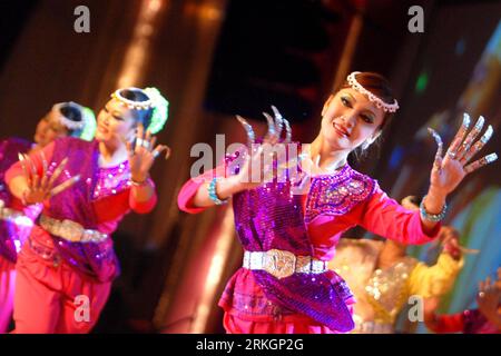 Bildnummer: 55610570 Datum: 22.07.2011 Copyright: imago/Xinhua (110723) -- SABAH, 23 luglio 2011 (Xinhua) -- le attrici di una compagnia di danza malese si esibiscono alla sesta esibizione internazionale di danza popolare tenutasi a Kota Kinabalu, Sabah, Malesia, 22 luglio 2011. Circa 18 compagnie di danza di 18 nazioni e regioni hanno partecipato alla sesta esibizione internazionale di danza popolare tenutasi dal 17 al 26 luglio a Sabah. (Xinhua)(axy) MALAYSIA-SABAH-FOLK DANCE-PERFORMANCE PUBLICATIONxNOTxINxCHN Gesellschaft Tanz Festival Tanzfestival xda x0x 2011 quer Bildnummer 55610570 Data 22 07 2011 Copyright Imago XINHU Foto Stock