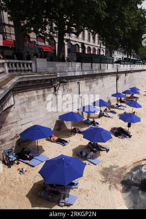 Bildnummer: 55610553  Datum: 22.07.2011  Copyright: imago/Xinhua (110722) -- PARIS, July 22, 2011 (Xinhua) -- rest on the beach mattress at Paris Plage along the River Seine in Paris, France, July 22, 2011. For the tenth summer, Paris transforms the banks of the Seine into full-fledged beaches with palm trees, outdoor showers and hammocks. The event runs until August 21, 2011. (Xinhua/Gao Jing) (zw) FRANCE-PARIS-LEISURE-BEACH PUBLICATIONxNOTxINxCHN Gesellschaft FRA Strand Sand Sandstrand Stadtstrand xda 2011 hoch premiumd o0 Sonnenschirm    Bildnummer 55610553 Date 22 07 2011 Copyright Imago X Stock Photo