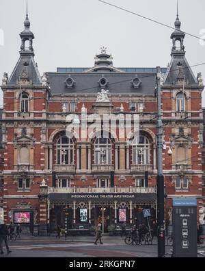 Amsterdam, Paesi Bassi - novembre 28 2022: Teatro internazionale di Amsterdam, un teatro neorinascimentale a Leidesplein in una grigia mattinata autunnale. Foto Stock