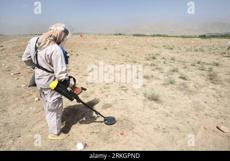 Bildnummer: 55611575 Datum: 23.07.2011 Copyright: imago/Xinhua (110723) -- PARWINE, 23 luglio 2011 (Xinhua) -- un deminatore afghano sgombra le mine in un campo minato nella provincia di Parwine, a nord di Kabul, Afghanistan, il 19 luglio 2011. Secondo la missione di assistenza delle Nazioni Unite in Afghanistan (UNAMA), il bilancio delle vittime civili nel 2011 è aumentato del 17% rispetto allo stesso periodo del 2010, raggiungendo il 444, che è il 30% del numero totale, rendendo gli IED il più grande assassino di civili nella prima metà del 2011. (Xinhua/Ahmad Massoud) (srb) AFGHANISTAN-PARWINE-MINE SWEEPING PUBLICATIONxNOTxINxCHN Gesellschaft M. Foto Stock