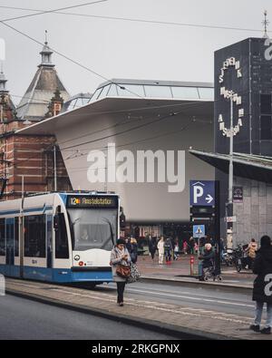 Amsterdam, Paesi Bassi - novembre 28 2022: Un tram ferma fuori dallo Stedelijk Museum Amsterdam, una delle molte gallerie d'arte della capitale olandese. Foto Stock