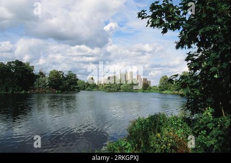 Bacino idrico di Walthamstow Wetlands, Londra, Regno Unito, in estate, con nuovi condomini in lontananza Foto Stock