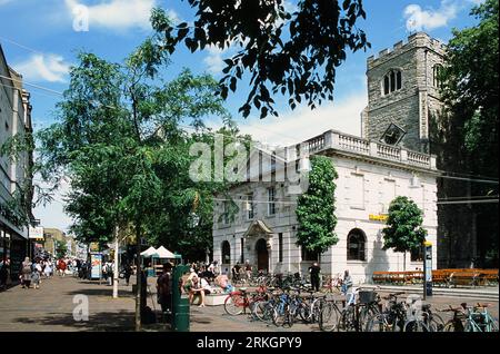 Mare Street, nel centro di Hackney, Londra, Regno Unito, guardando a nord, con Hackney Old Town Hall e St Augustine's Tower Foto Stock