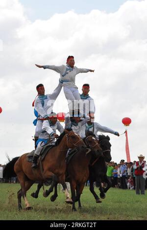 Bildnummer: 55616040 Datum: 25.07.2011 Copyright: imago/Xinhua (110725) -- HOHHOT, 25 luglio 2011 (Xinhua) -- Riders Present stunt performance durante un festival Nadam presso Gegentala Grassland, regione autonoma della Mongolia interna della Cina settentrionale, 25 luglio 2011. Nadam, che significa intrattenimento e gioco in lingua mongola, è un festival popolare del gruppo etnico mongolo. Durante l'evento, i residenti locali partecipano ad attività come corse di cavalli, tiro con l'arco e lotta mongola. (Xinhua/li Yunping) (cxy) CHINA-INNER MONGOLIA-NADAM FESTIVAL (CN) PUBLICATIONxNOTxINxCHN Gesellschaft Fest Volksfest T Foto Stock
