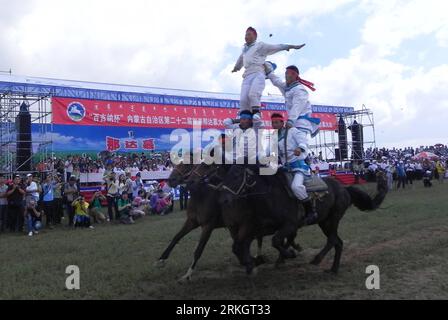 Bildnummer: 55616038 Datum: 25.07.2011 Copyright: imago/Xinhua (110725) -- HOHHOT, 25 luglio 2011 (Xinhua) -- Riders Present stunt performance durante un festival Nadam presso Gegentala Grassland, regione autonoma della Mongolia interna della Cina settentrionale, 25 luglio 2011. Nadam, che significa intrattenimento e gioco in lingua mongola, è un festival popolare del gruppo etnico mongolo. Durante l'evento, i residenti locali partecipano ad attività come corse di cavalli, tiro con l'arco e lotta mongola. (Xinhua/li Yunping) (cxy) CHINA-INNER MONGOLIA-NADAM FESTIVAL (CN) PUBLICATIONxNOTxINxCHN Gesellschaft Fest Volksfest T Foto Stock