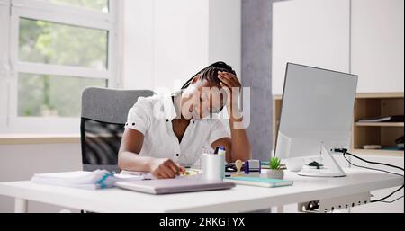 Striscione di donna d'affari africana stanca che dorme in ufficio Foto Stock