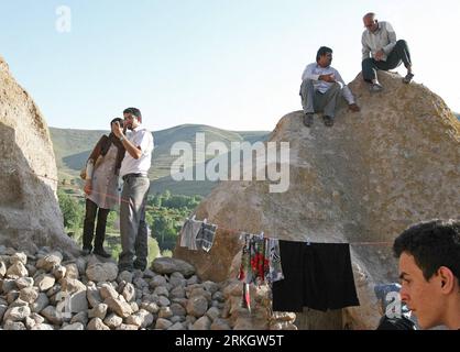 Bildnummer: 55618697 Datum: 25.07.2011 Copyright: imago/Xinhua (110726) -- KANDOVAN, 26 luglio 2011 (Xinhua) -- i turisti visitano il villaggio troglodita iraniano di Kandovan, a sud di Tabriz, Iran, 25 luglio 2011. Kandovan è un villaggio storico famoso per le abitazioni troglodite. La maggior parte delle case sono state costruite in grotte situate in formazioni rocciose a forma di cono per almeno 700 anni. (Xinhua/Ahmad Halabisaz) IRAN-KANDOVAN-TROGLODYTE VILLAGE PUBLICATIONxNOTxINxCHN Gesellschaft Reisen Höhlen Höhlenwohnung Land Leute Unterkunft xbs x0x 2011 quer Bildnummer 55618697 Data 25 07 2011 Copyright Foto Stock