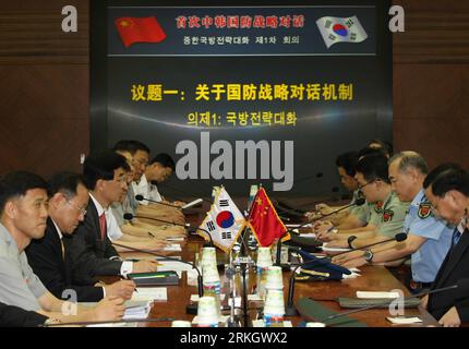 Bildnummer: 55621224 Datum: 27.07.2011 Copyright: imago/Xinhua (110727) -- SEOUL, 27 luglio 2011 (Xinhua) -- vice capo di stato maggiore dell'Esercito popolare di liberazione della Cina ma Xiaotian (2a R) e vice ministro della difesa della Corea del Sud Lee Yong-gul (3a L) partecipano al primo dialogo strategico di difesa tra Cina e Corea del Sud a Seul, Corea del Sud, il 27 luglio 2011. Mercoledì la Corea del Sud e la Cina tengono a Seul il primo dialogo strategico in materia di difesa, raggiungendo un consenso sull'ulteriore rafforzamento della cooperazione in materia di difesa e lavorando insieme per mantenere la pace e la stabilità nella regione. (Xinh Foto Stock