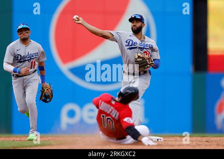 CLEVELAND, OH - 24 AGOSTO: L'interbase dei Los Angeles Dodgers Amed Rosario (31) gira un doppio gioco sulla slide del cameriere destro dei Cleveland Guardians RAM Foto Stock