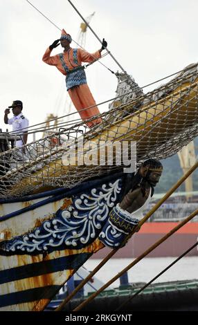 Bildnummer: 55648413 Datum: 30.07.2011 Copyright: imago/Xinhua (110730) - GUANGZHOU, 30 luglio 2011 (Xinhua) -- ufficiali navali e cadetti della nave della marina indonesiana Dewaruci salutano le loro controparti cinesi mentre la nave arriva a Guangzhou, nella provincia del Guangdong della Cina meridionale, 30 luglio 2011. La KRI Dewaruci, una nave ad albero alto di proprietà e gestita dalla Marina Indonesiana, è arrivata qui sabato per una visita di due giorni. La visita fa parte della missione di buona volontà di Dewaruci in Asia quest'anno. (Xinhua/Chen Yehua) (ljh) CINA-GUANGZHOU-INDONESIA NAVAL VESSEL-VISIT (CN) PUBLICATIONxNOTxINxCHN Gesellschaft Foto Stock