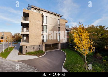 Fellows House, Lilywhite Road, Cambridge, Inghilterra - 8 novembre 2018: Moderno edificio di appartamenti con parcheggio custodito sotto croft Foto Stock