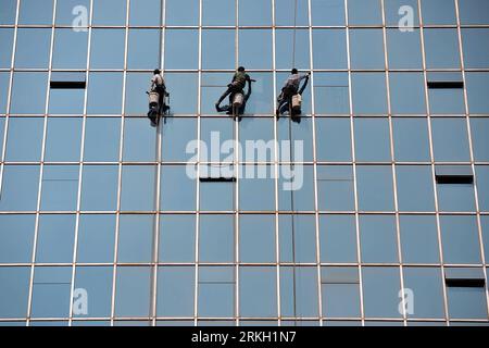 Bildnummer: 55675765  Datum: 03.08.2011  Copyright: imago/Xinhua (110803) -- TAIYUAN, Aug. 3, 2011 (Xinhua) -- Three spidermen (window cleaners) clean windows outside a highrise building in Taiyuan City, capital of north China s Shanxi Province, Aug. 3, 2011. (Xinhua/Zhan Yan) (lfj) CHINA-SHANXI-TAIYUAN-SPIDERMEN (CN) PUBLICATIONxNOTxINxCHN Wirtschaft Dienstleistungsgewerbe Fensterputzer Fassadenkletterer Fassade Glasfassade Reinigung Bürogebäude xns x0x Gesellschaft Arbeitswelten 2011 quer kurios Komik     Bildnummer 55675765 Date 03 08 2011 Copyright Imago XINHUA  Taiyuan Aug 3 2011 XINHUA T Stock Photo