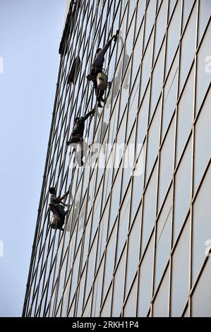 Bildnummer: 55675764  Datum: 03.08.2011  Copyright: imago/Xinhua (110803) -- TAIYUAN, Aug. 3, 2011 (Xinhua) -- Three spidermen (window cleaners) clean windows outside a highrise building in Taiyuan City, capital of north China s Shanxi Province, Aug. 3, 2011. (Xinhua/Zhan Yan) (lfj) CHINA-SHANXI-TAIYUAN-SPIDERMEN (CN) PUBLICATIONxNOTxINxCHN Wirtschaft Dienstleistungsgewerbe Fensterputzer Fassadenkletterer Fassade Glasfassade Reinigung Bürogebäude xns x0x Gesellschaft Arbeitswelten 2011 hoch kurios Komik     Bildnummer 55675764 Date 03 08 2011 Copyright Imago XINHUA  Taiyuan Aug 3 2011 XINHUA T Stock Photo