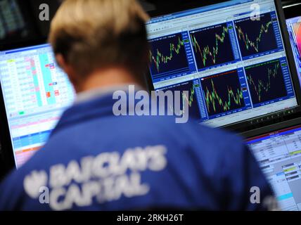 Bildnummer: 55677512 Datum: 03.08.2011 Copyright: imago/Xinhua (110803) -- NEW YORK, 3 agosto 2011 (Xinhua) -- Un trader lavora al piano della Borsa di New York a New York, Stati Uniti, il 3 agosto 2011. Le azioni statunitensi si sono concluse più in alto nel trading molto instabile mercoledì, con la media industriale di Dow Jones che ha registrato una striscia di otto giorni perdenti, mentre gli investitori hanno acquistato dopo un grave svenimento. (Xinhua/Shen Hong) (zw) U.S.-NEW YORK-MARKET-STOCK PUBLICATIONxNOTxINxCHN Gesellschaft USA Arbeitswelten Börse NYSE Wirtschaft xbs x0x 2011 quer Bildnummer 55677512 Data 03 08 2011 Copyright IM Foto Stock