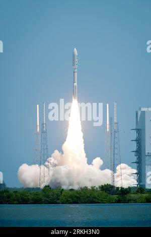 Bildnummer: 55681198 Datum: 05.08.2011 Copyright: imago/Xinhua (110805) -- WASHINGTON D.C., 5 agosto 2011 (Xinhua) -- in questa foto rilasciata dalla NASA, un razzo Atlas V lancia con la navicella Juno diretta a Giove alla Cape Canaveral Air Force Station in Florida, Stati Uniti, 5 agosto 2011. Giunone arriverà a Giove nel luglio 2016 e orbita intorno ai suoi poli 33 volte per saperne di più sull'interno, l'atmosfera e l'aurora del gigante del gas. (Xinhua/NASA/Bill Ingalls) US-NASA-JUPITER-BOUND-JUNO-LAUNCH PUBLICATIONxNOTxINxCHN Gesellschaft Raumfahrt Rakete Raketenstart xda x0x 2011 hoch Bildnumm Foto Stock