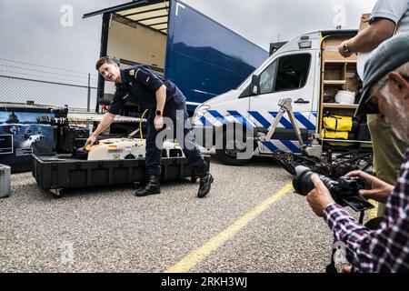 DELFZIJL - spettacolo statico squadre internazionali di immersione e servizio di smaltimento esplosivo Ordnance durante le contromisure internazionali contro le mine e l'esercitazione di protezione del porto Sandy Coast 23. L'esercizio si svolge nel Mare del Nord sopra le isole Wadden e nel porto di Delfzijl. ANP SIESE VEENSTRA netherlands OUT - belgium OUT Foto Stock